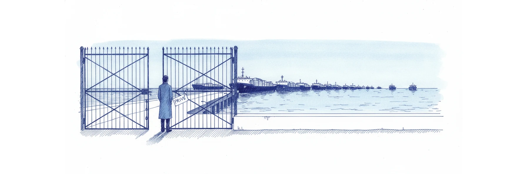 Illustration à l'encre bleue : sur un quai au bord de l'eau, un personnage vu de dos se tient devant une haute grille fermée. De l'autre côté, une file de cargos chargés glisse lentement vers l'horizon sans s'arrêter. Une étiquette de papier attachée à un barreau de la grille porte le mot PRIVE.