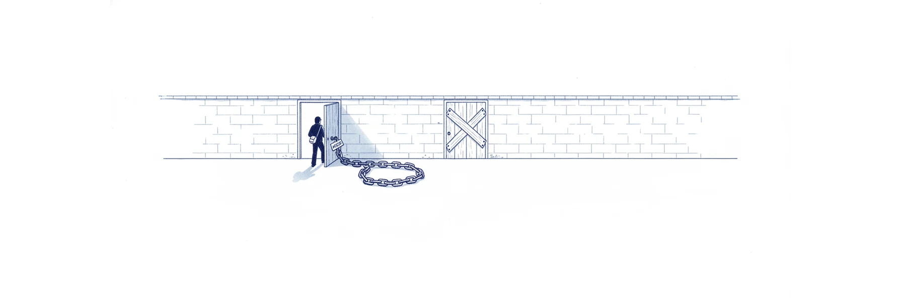 Illustration à l'encre bleue : deux portes voisines dans un long mur, l'une entrouverte et l'autre condamnée par une planche clouée. Un personnage de dos franchit la porte ouverte sans voir la lourde chaîne enroulée au sol juste derrière le seuil. Une étiquette de papier pendue à la poignée porte la mention ACCES.